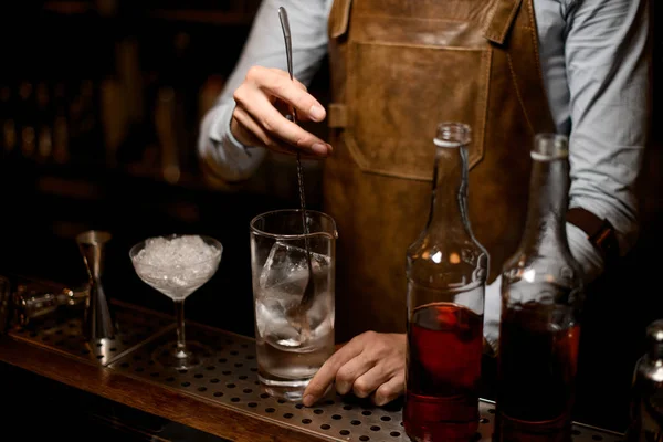 Bartender omrörning alkohol cocktail med speciell sked — Stockfoto