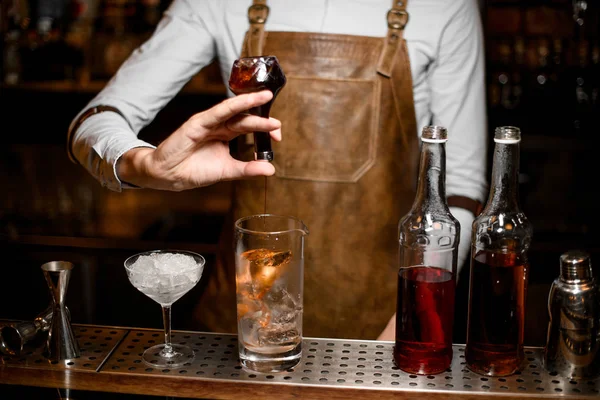 Barmen damlacılık ile şişe kullanarak kokteyl dökme — Stok fotoğraf