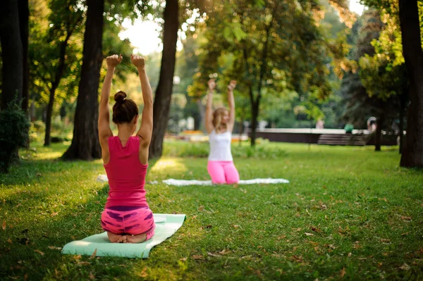 Mädchen üben Yoga im Park in beruhigender Pose — Stockfoto