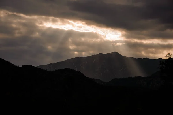 Paisagem de tirar o fôlego da montanha sob o céu nublado com luz — Fotografia de Stock