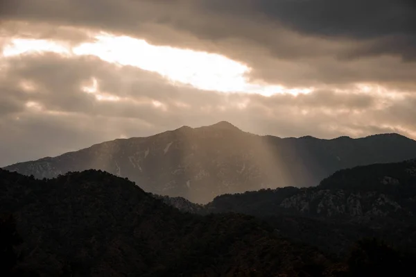 Bela paisagem da montanha sob o céu nublado com luz solar — Fotografia de Stock