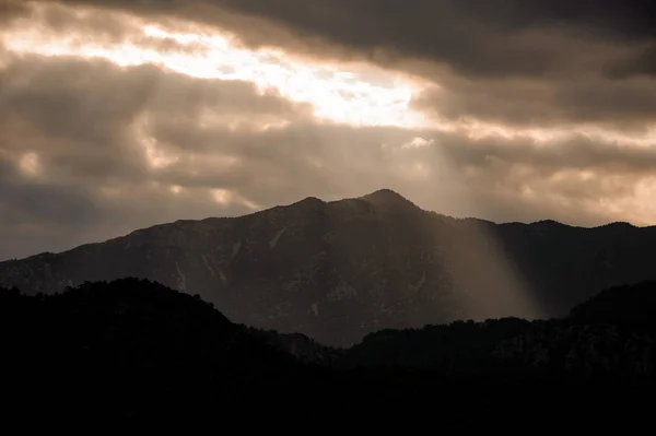 Bela paisagem da montanha sob o céu nublado com luz — Fotografia de Stock