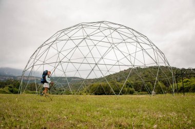 Alanın ortasında küresel inşaatta yürüyen kadın