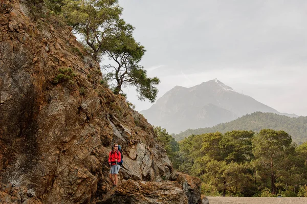 Kvinnlig Trekker klättrar på kullar i Turkiet — Stockfoto
