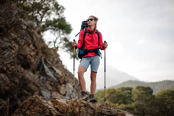 Traveller Girl in solglasögon med ryggsäck i berg — Stockfoto
