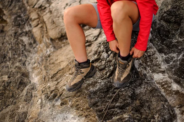 Nahaufnahme einer Wanderin, die Schnürsenkel hochreißt — Stockfoto