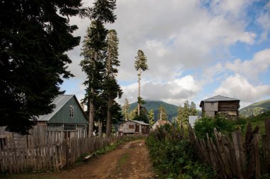 Ahşap evler ile küçük sokakta görünümü