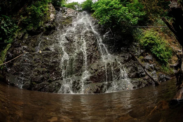 Rybí oko fotografická krajina nádherného vodopádu v lese — Stock fotografie