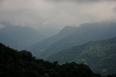 Dağların çok yüksek tepelerinden büyük manzara