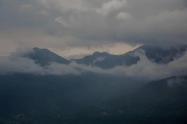 Fantastisk utsikt från de dimmiga bergstopparna — Stockfoto