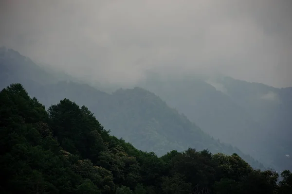 Gran vista desde los vértices de las montañas — Foto de Stock