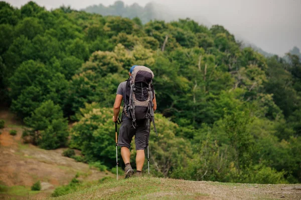 Touriste masculin avec sac à dos promenades dans la vallée — Photo