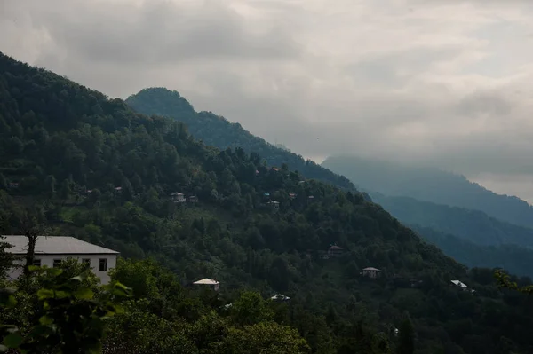 Landschap van de bossen met gebouw in de bergen — Stockfoto