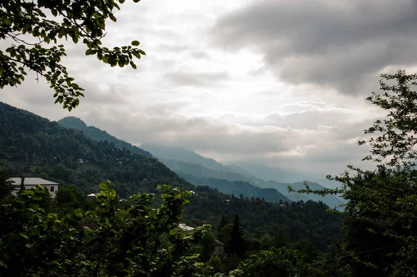 Landschap van bossen met gebouw in de bergen — Stockfoto