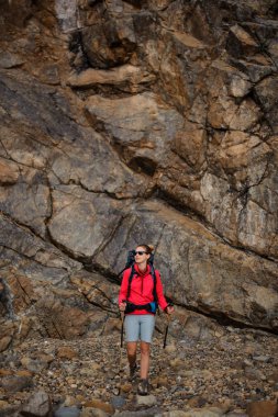 Yürüyüş sırt çantası ve sopaile yürüyüş spor giyim kadın