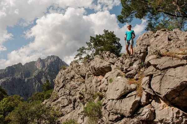 Дівчина стоїть на скелі на прекрасному пейзажі з паличками — стокове фото
