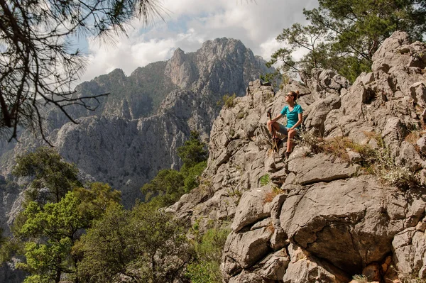 Vrouw zittend op de rots op het prachtige landschap — Stockfoto