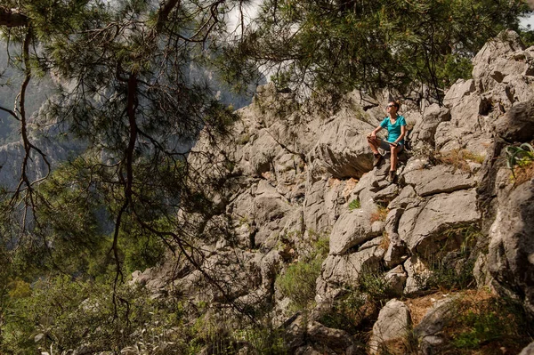 Meisje zittend op de rots op het prachtige landschap — Stockfoto