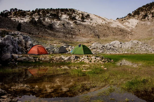 Drei Zelte stehen im Tal in den Bergen — Stockfoto