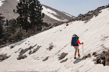 Karlı dağlarda yürüyüş ekipmanları ile kadın turist