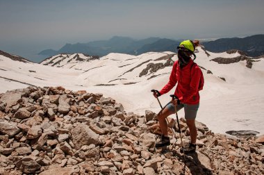 Dağlarda baston ile kadın gezgin