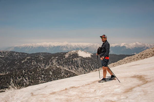 Viaggiatore maschile con attrezzatura da trekking in montagna — Foto Stock