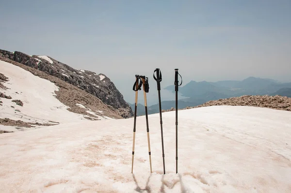 山の上を歩く棒 — ストック写真