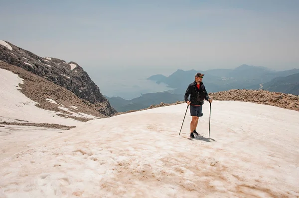 Männlicher Tourist mit Wanderausrüstung in den Bergen — Stockfoto