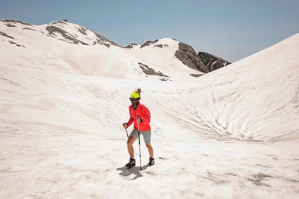 Wanderin in roter Jacke in den Bergen — Stockfoto