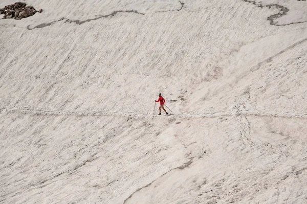 Femme randonneuse errant avec des bâtons de marche dans les montagnes — Photo