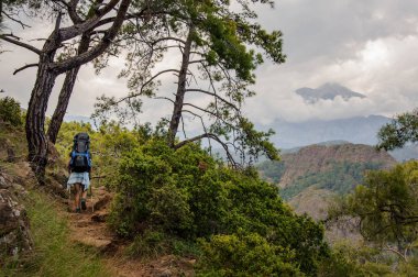 Sırt çantası ile kadın yürüyüşçü tepelerde seyahat
