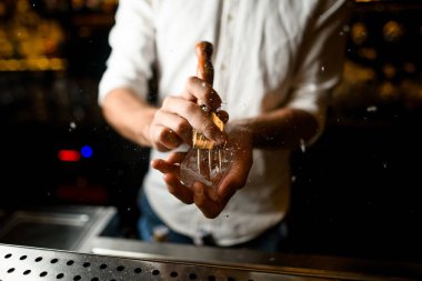 Özel bir alet ile erkek barmen kırma buz küpü