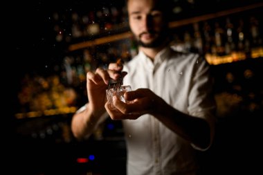 Barmen özel bir alet ile buz küpü kırma