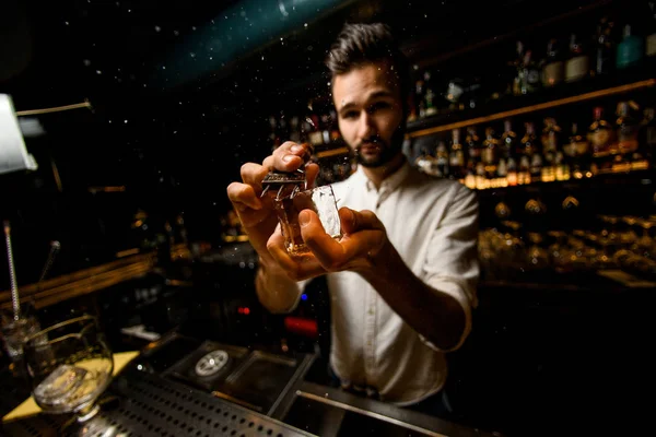 Fish-Eye shot barman verpletterende ijsblokjes met een speciaal instrument — Stockfoto