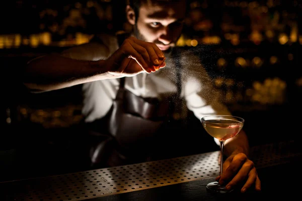 Atraktivní barman, který podává koktejl ve skle a přidává citrónovou šťávu — Stock fotografie