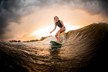 Dalga üzerinde nehir üzerinde wakeboard sürme güzel kız