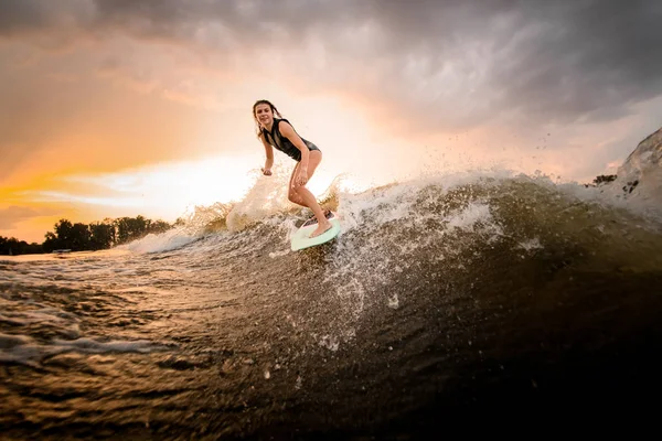 Lány lovaglás a wakeboard a folyón a hullám — Stock Fotó