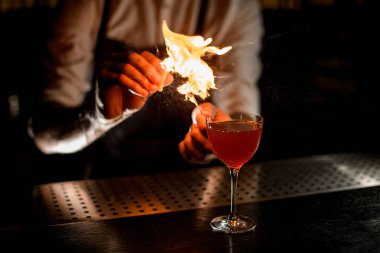 Barmen bir limon suyu ile yanan maç üzerine püskürtme cam bir kokteyl hizmet