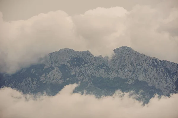 Paisagem do pico da montanha coberta de neve nas nuvens — Fotografia de Stock