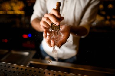 Barmen bir buz toplayıcı ile buz eziyor