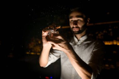 Barmen buz kırıcı ile buz eziyor