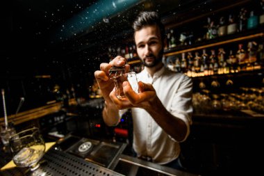 Barmen bir buz kırıcı ile buz kırma