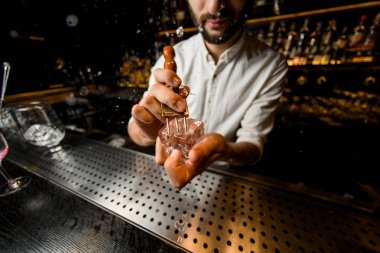Barmen buz kırıcı ile buz kırma