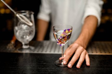 Barmenler el ve cam süzgeç ile alkol kokteyl