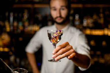 Sakallı barmen camalkol tutar