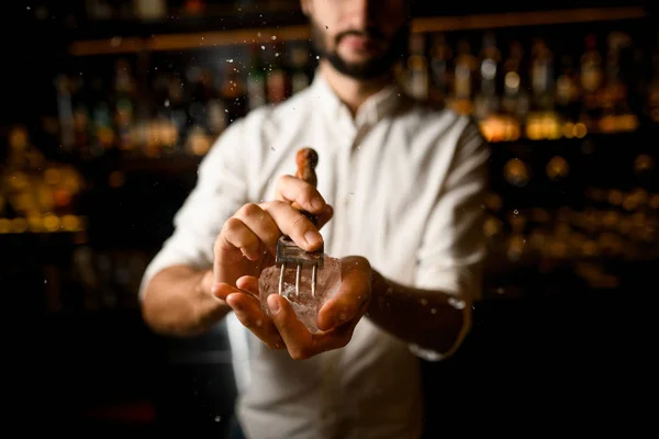 Barkeeper zerkleinert Eis mit einem Eispflücker — Stockfoto