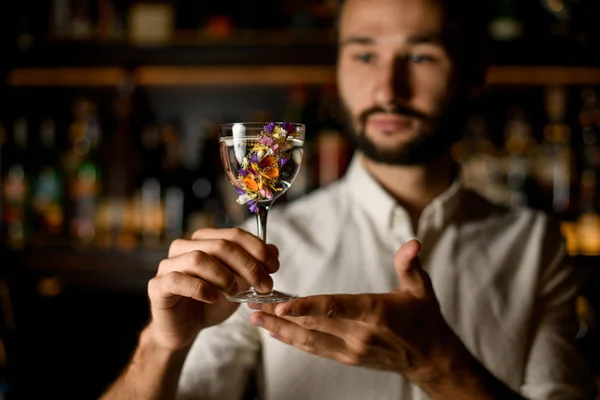 Barista con barba contenente alcol in vetro — Foto Stock