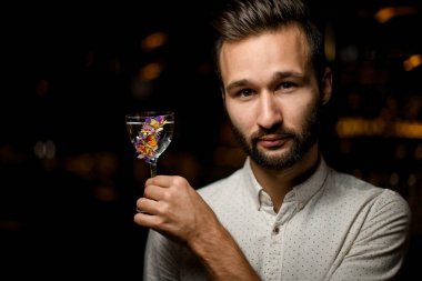 Sakallı barmen cam da alkol tutar