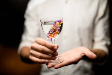 Barmenlerin eline alkol sıçratma görüntüsü