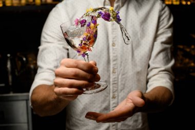 Barmenlerin eline alkol sıçratma sahnesi.